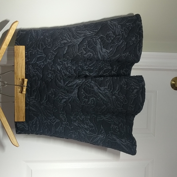 Black Rose textured skirt - Picture 2 of 3